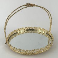 Plateau Doré Rond avec Bordure Perlée et Poignée Arquée Ø25 cm - Zeyve Plateau Doré Rond avec Bordure Perlée et Poignée Arquée Ø25 cm - Zeyve